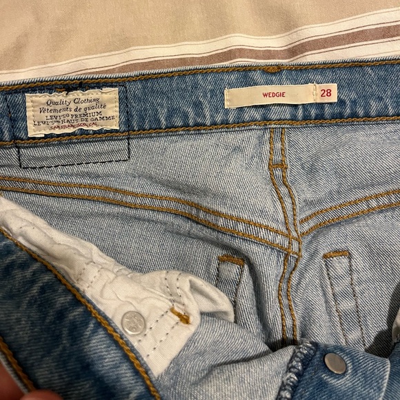 Levi’s wedgie like new size 28 - Picture 6 of 8